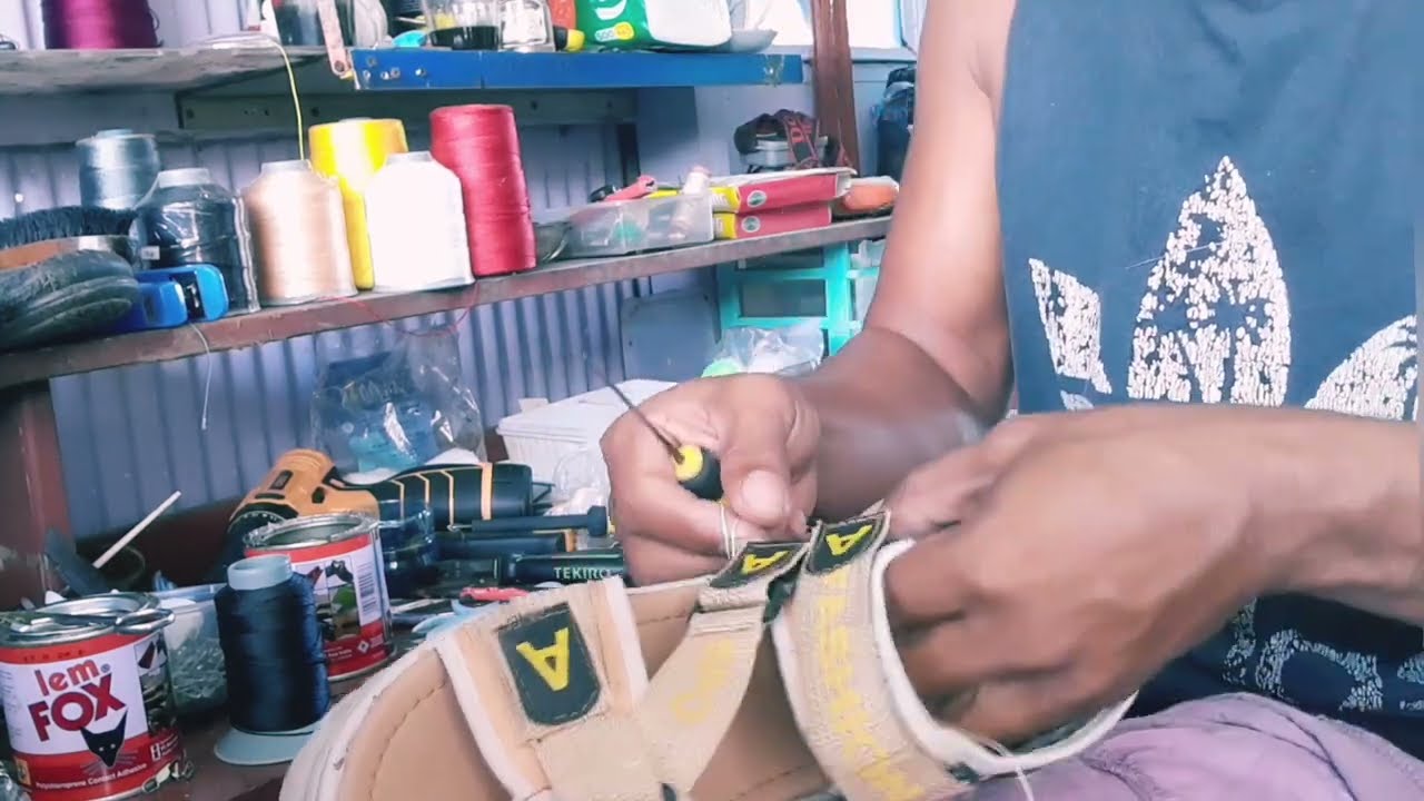 Memperbaiki sandal yang lem nya terkelupas