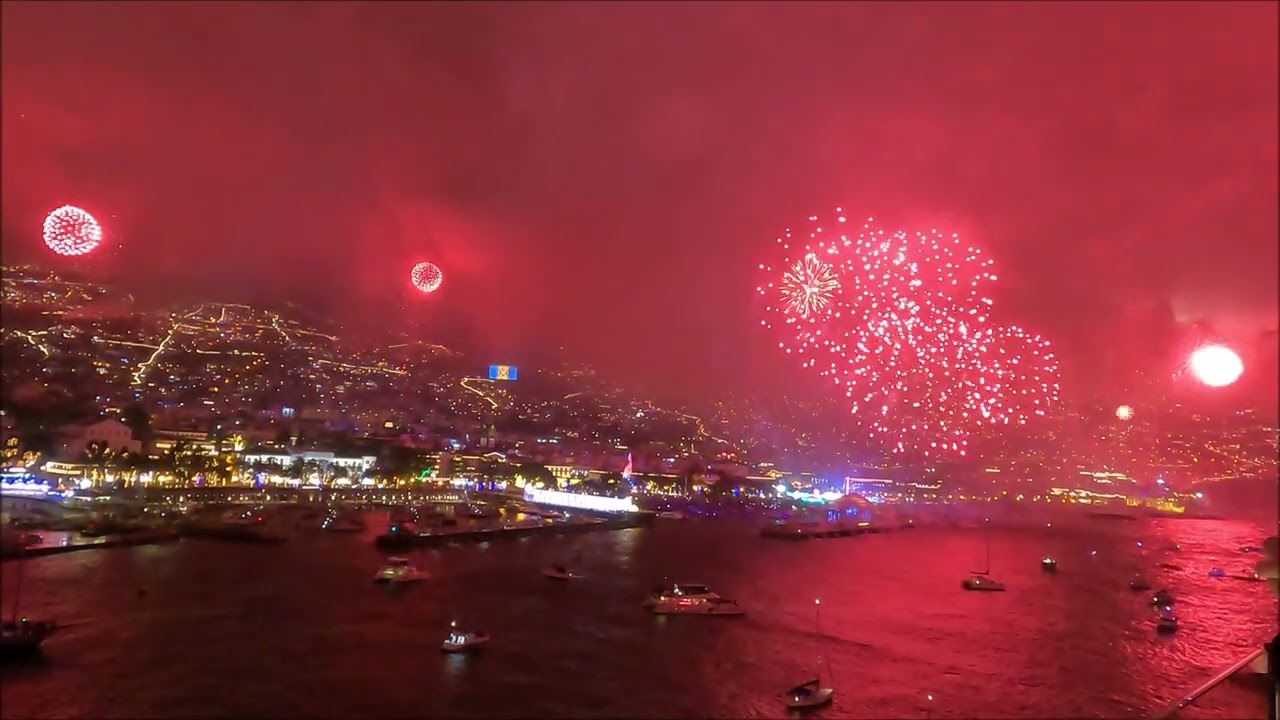 Feuerwerk Silvester Madeira 2025 / 2026 von Bord der Mein Schiff 7 TUI Cruises neben AIDAbella AIDA