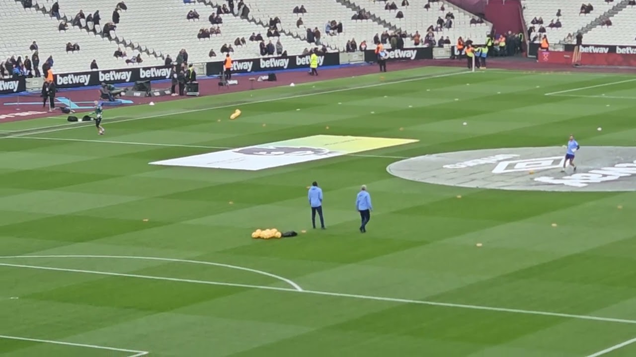 Premier League Goalkeeper Warm Up - Mark Flekken - West Ham Utd vs Brentford FC