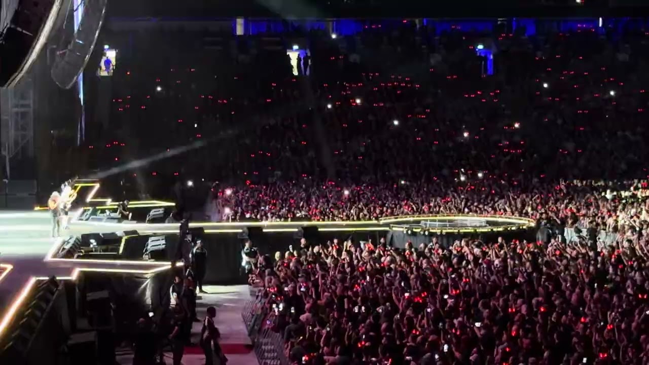 AC/DC Thunderstruck live from Suncorp Stadium