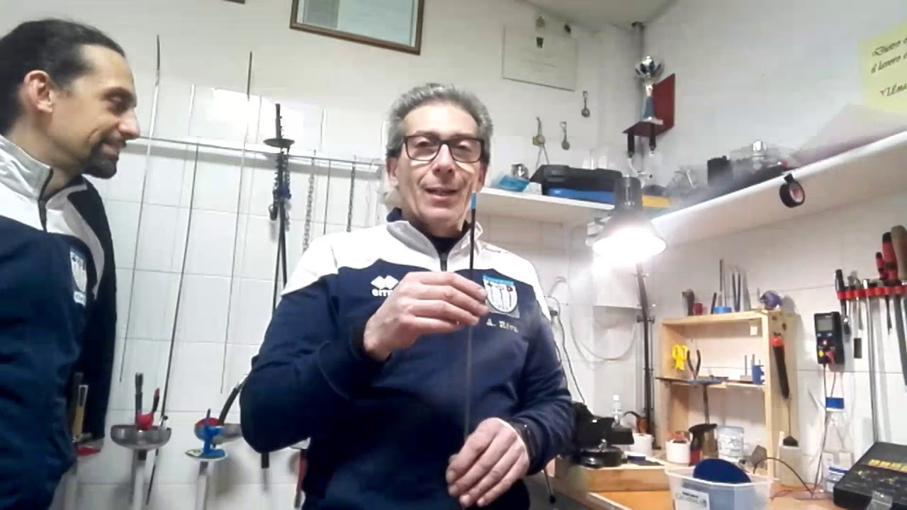 05- Antonio, eccellente Armiere del Club Scherma Associati, ci spiega la manutenzione del fioretto.