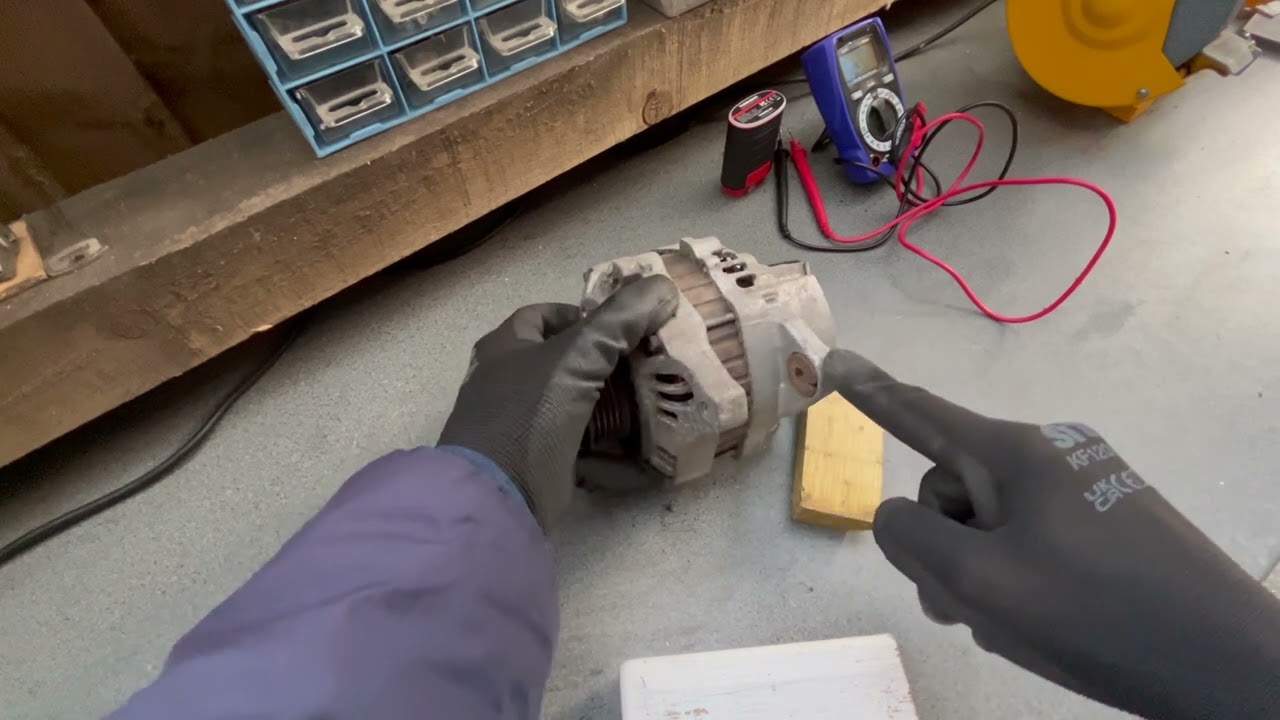 2007 Honda Jazz / Fit Alternator Change - A few tips not shown on other videos.
