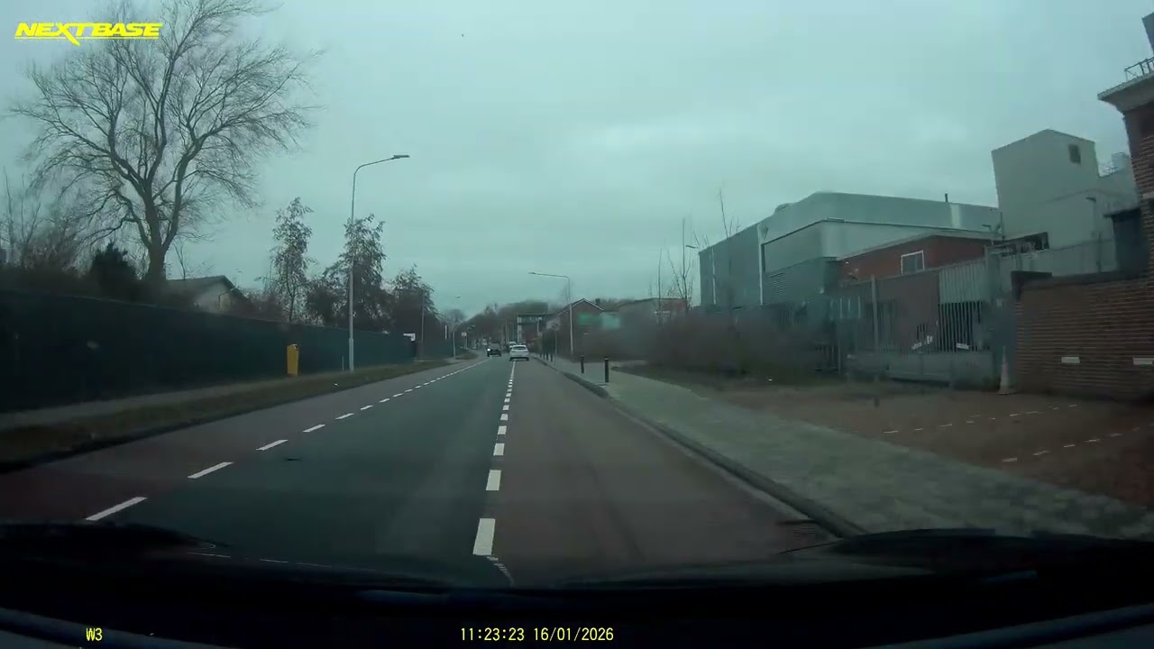 De bijrijder rijdt in Drachten van de kapper naar de visboer