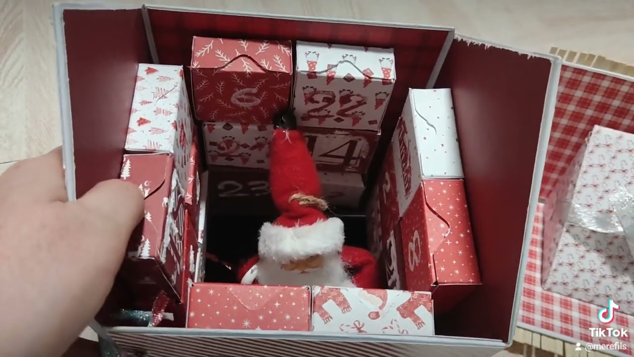 présentation du calendrier de l'avent la maison du Père Noël