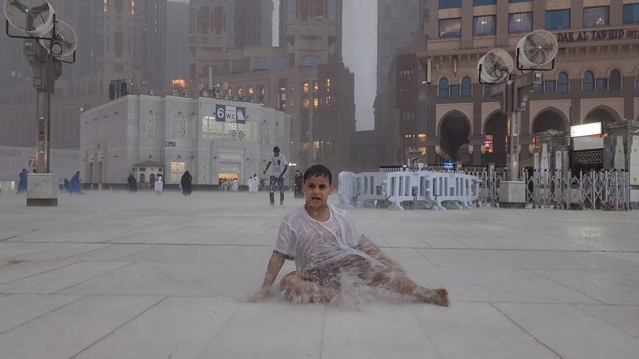 أمطار مكة المكرمة الان أمطار غزيره على المسجد الحرام ونشاهد الأمطار على الحرم المكي مباشر هذا الصباح