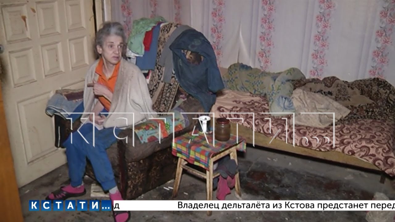 В квартире без электричества, газа и с разбитыми окнами живет брошенная родственниками пенсионерка