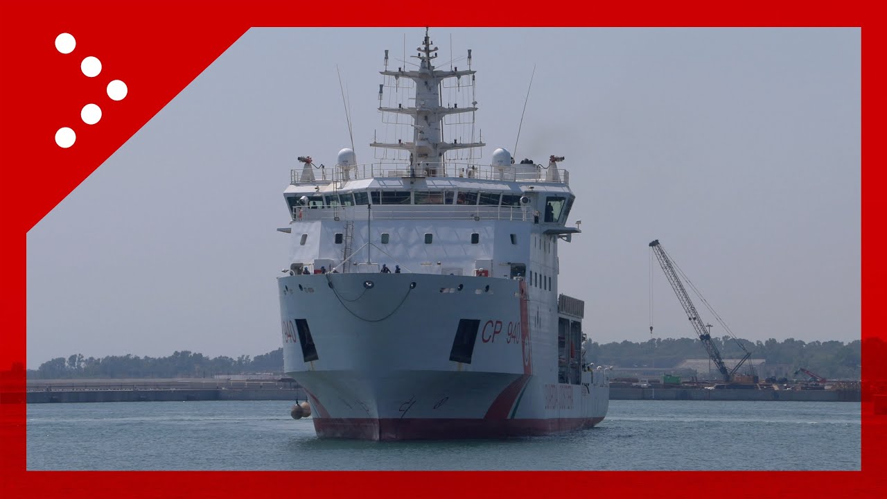 Catania, l'arrivo della nave Dattilo della Guardia Costiera con a bordo 350 migranti