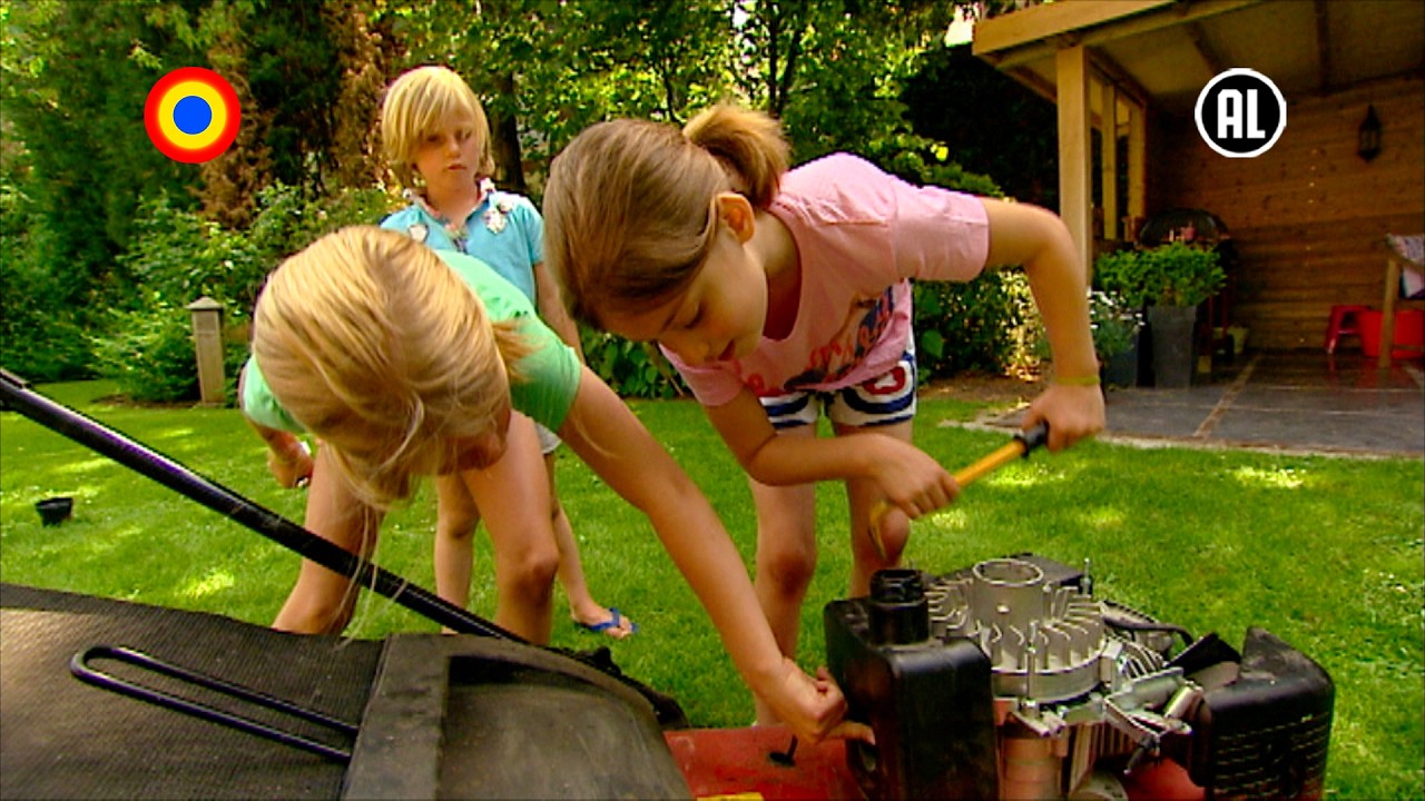 Robin, Wiesje en Isis hebben geen zin in grasmaaien 🤣 | UIT-ME-KAAR | Kindertijd KRO-NCRV