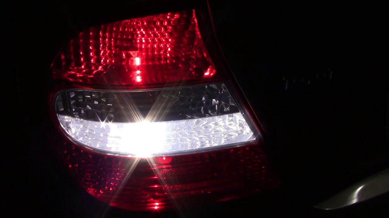 Как заменить фонари заднего хода на Toyota Camry 2002-2006 годов