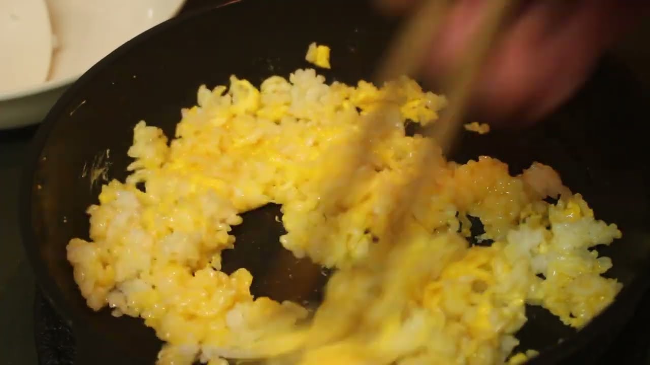 フッ素フライパンでパラパラ玉子チャーハン！