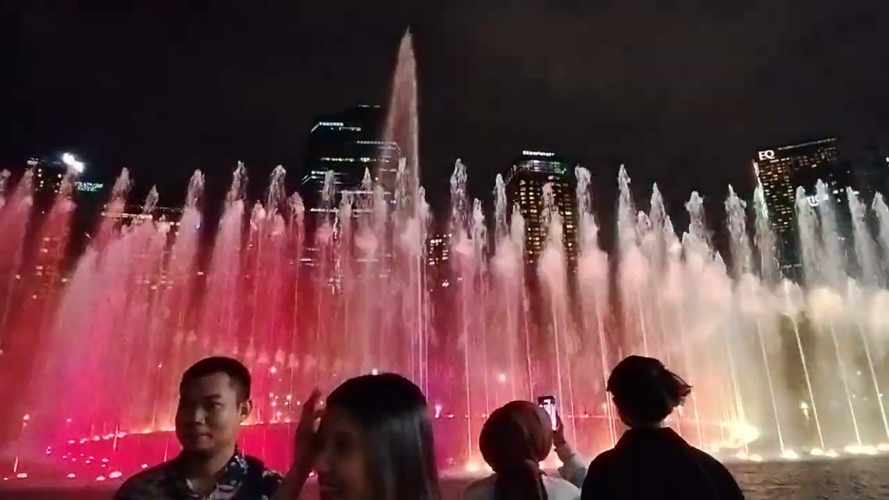 Suria KLCC Musical Water Fountains Show K'Naan Wavin Flag at 9pm on December 25th 2025.