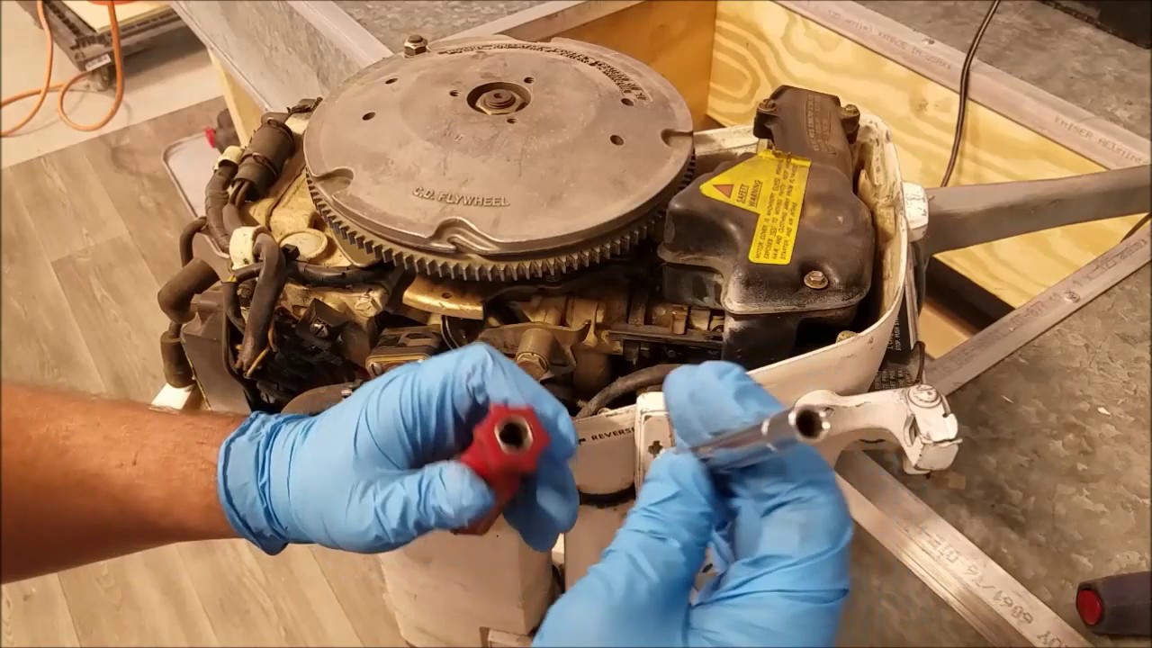 How to Remove a Johnson/Evinrude 9.9 / 15 HP Powerhead