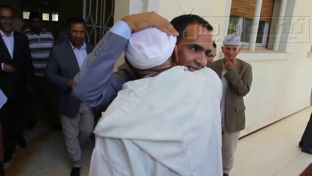 قائد قيادة بني عمر ايت زكري اقليم الخميسات سيدي أحمد عبد الدايم تودعه الساكنة بالدموع