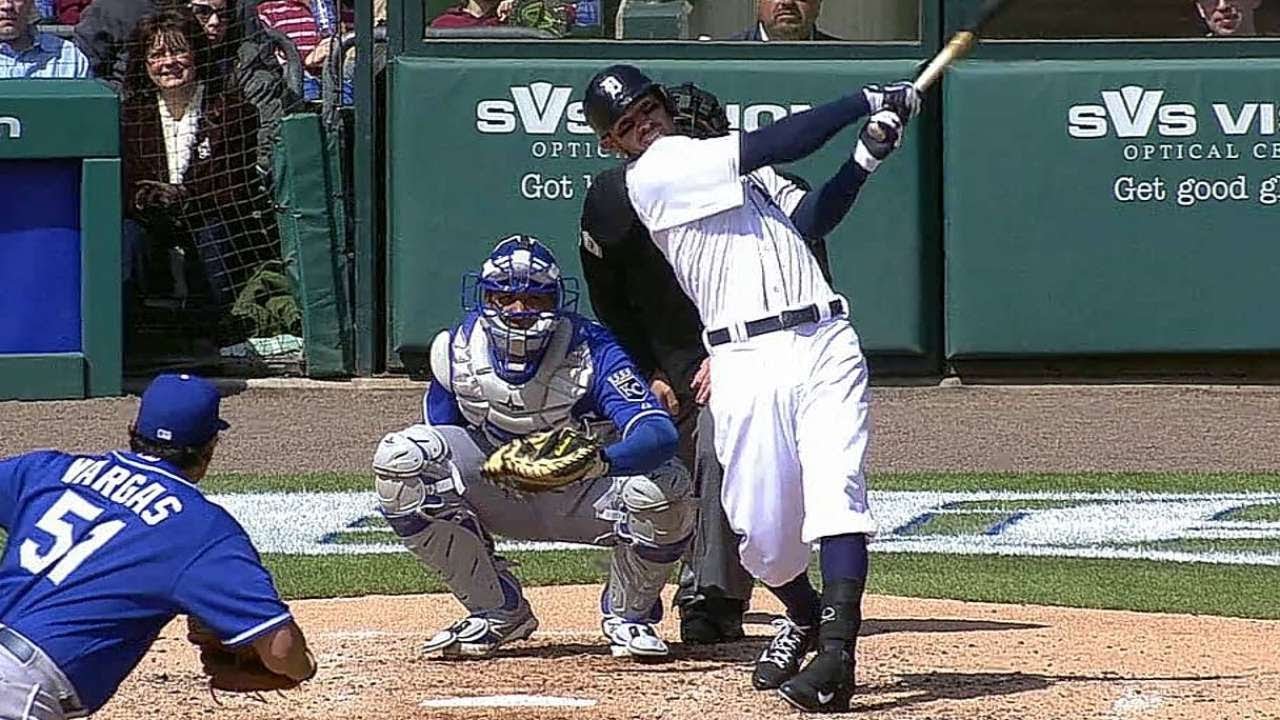 Kinsler lifts first home run with Tigers