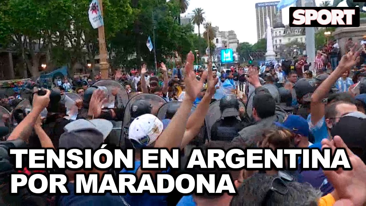 TENSIÓN EN LAS PRIMERAS HORAS DEL VELATORIO A MARADONA 😓 CHOQUES ENTRE LA POLICÍA Y LOS HINCHAS