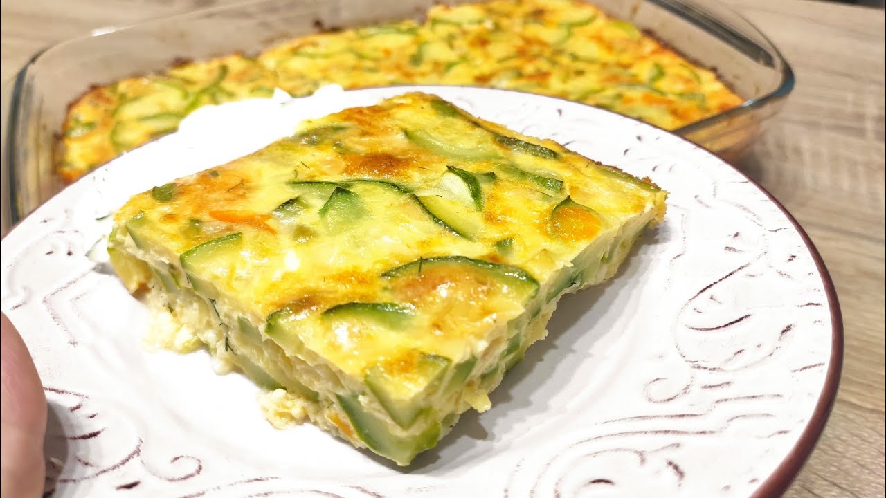 Запеканка с тиквички. Леко и свежо ястие с уникален чеснов сос.