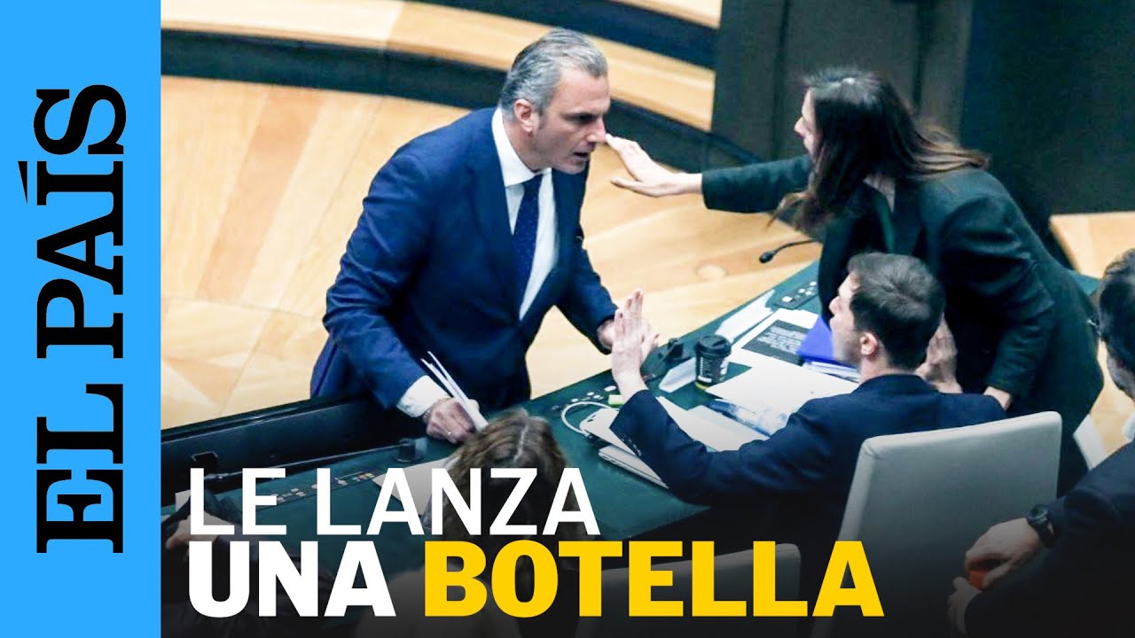 MADRID | Ortega Smith lanza una botella al concejal de Más Madrid Eduardo Rubiño | EL PAÍS