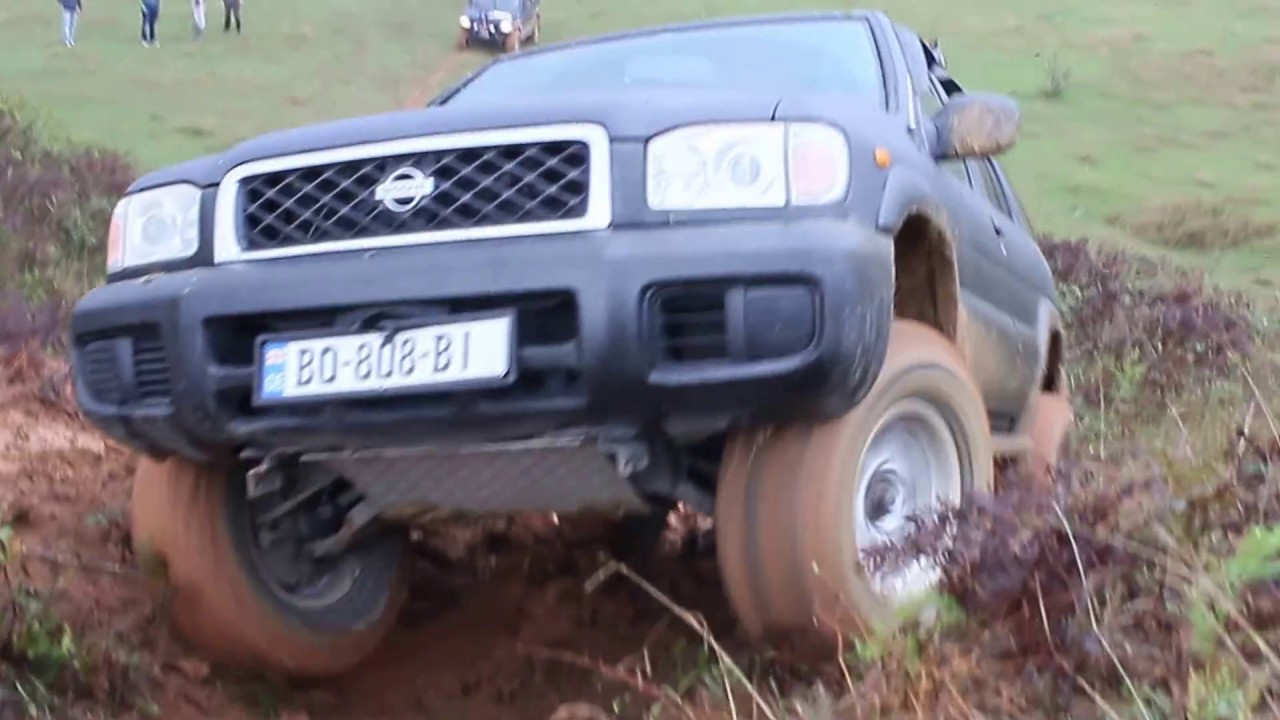 Nissan Pathfinder R50 and Mitsubishi Pajero mini 4X4 offroad