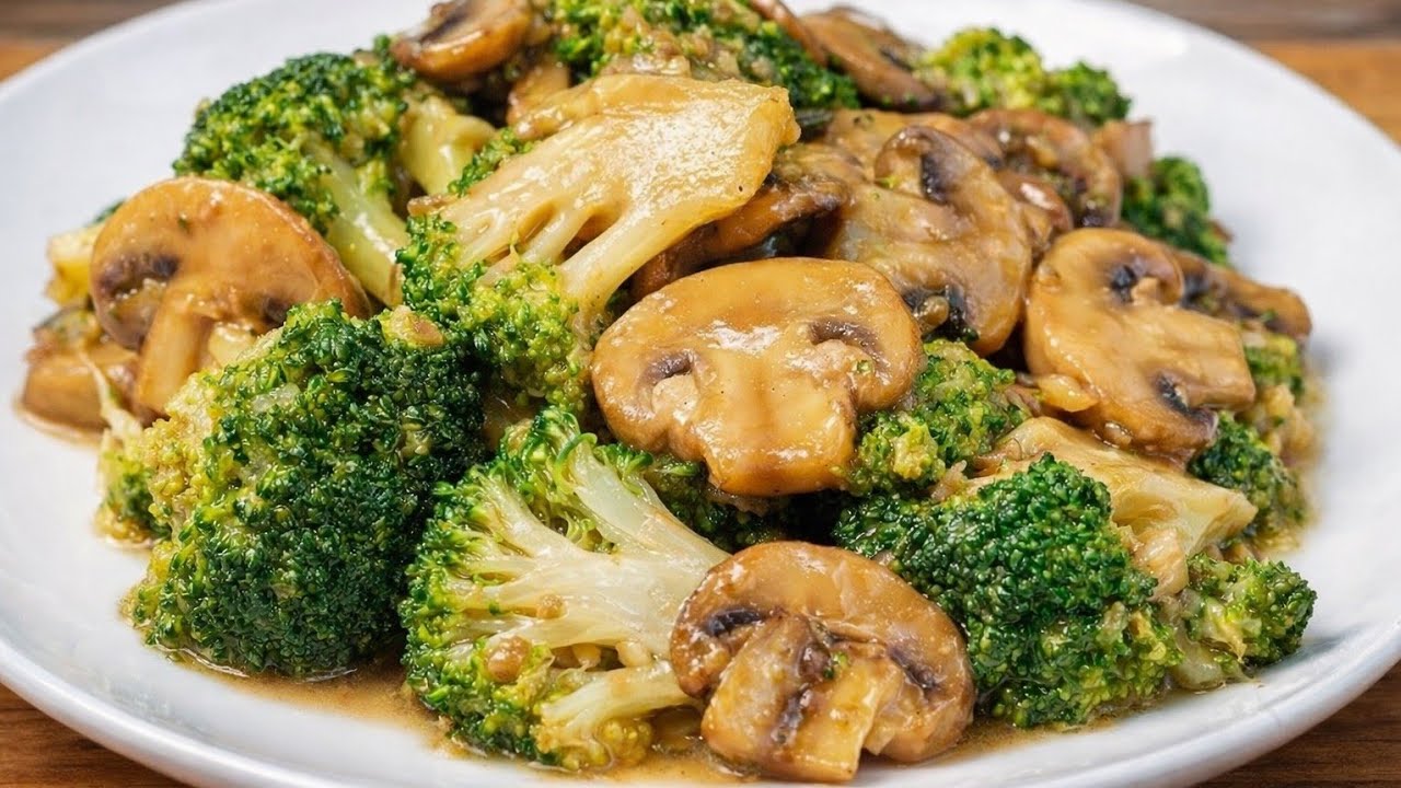 ¡El brócoli y los champiñones saben mejor que la carne! La mejor receta para el brócoli salteado.