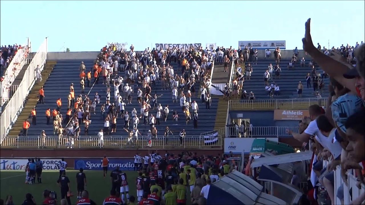 Torcida da Ponte Preta confrontando a PM - Joinville 3 x 1 Ponte Preta - 15/11/2014