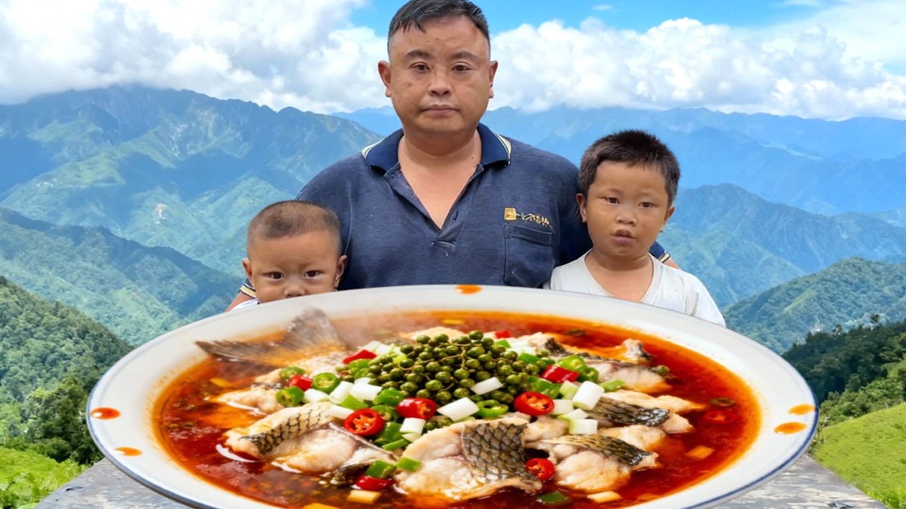 懂事儿子心疼爸爸干活辛苦，不仅会帮爸爸干活，还会帮忙蒸饭！#亲子 #萌娃 #美食 #农村