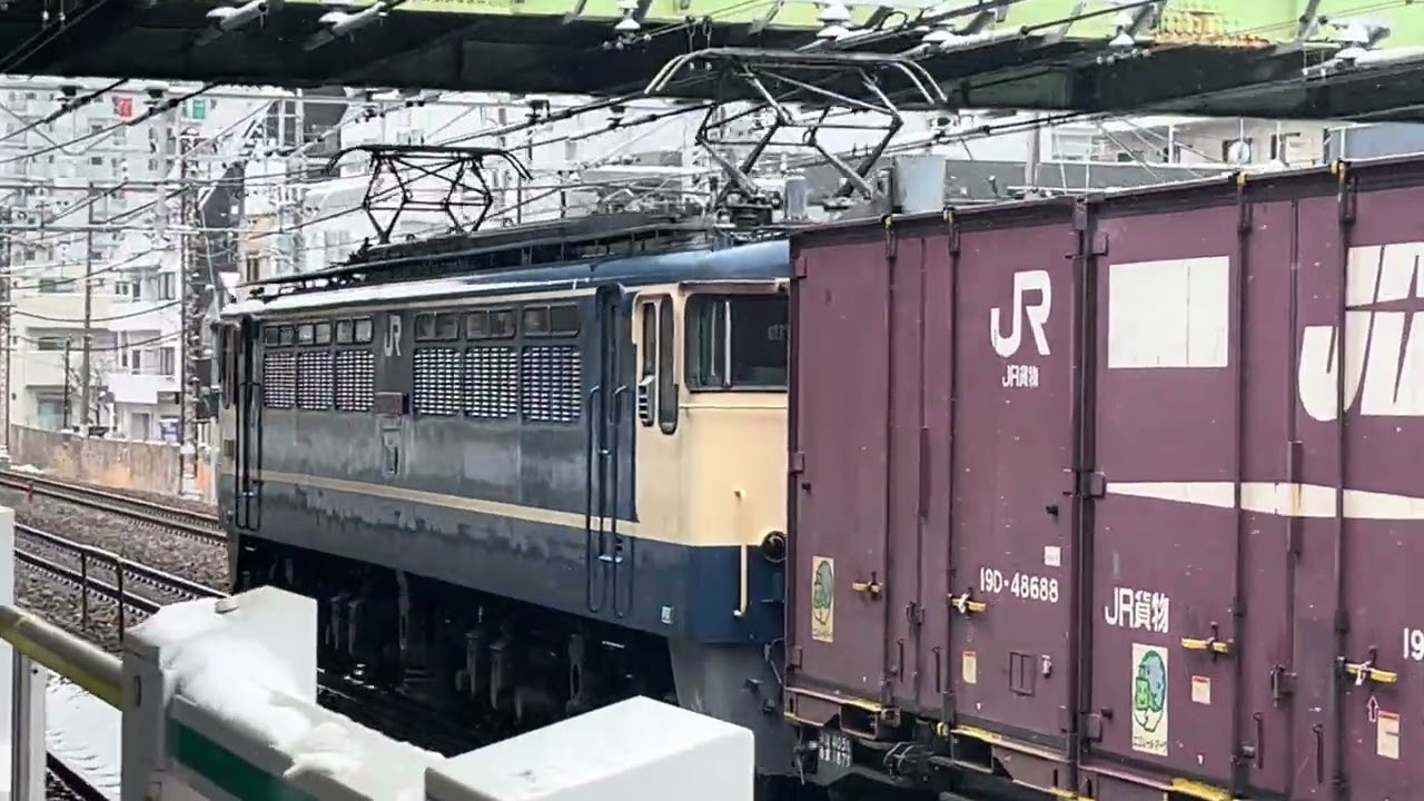 雪の降る中通過していくEF65 2090