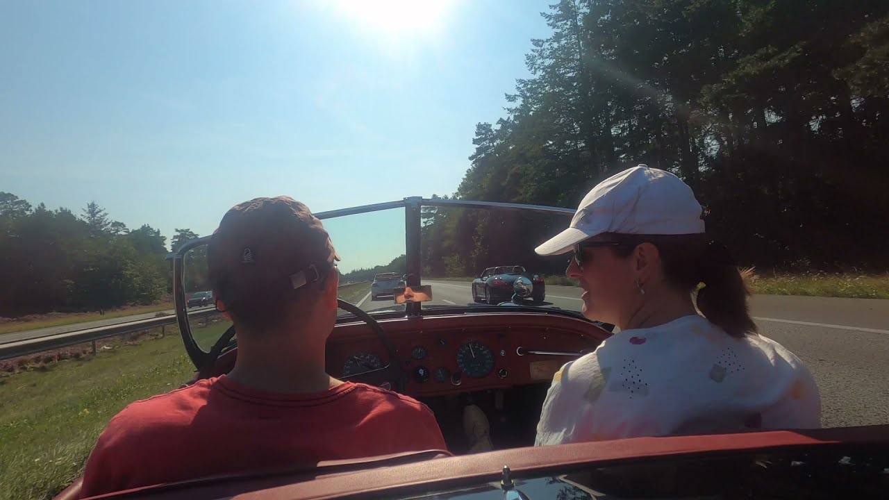 Jaguar XK140 overtakes Porsche Boxster