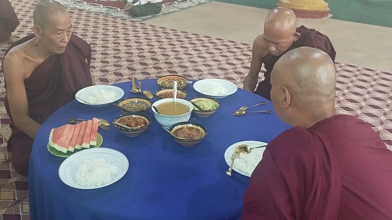ရာသက်ပန်ဆွမ်းအလှူရှင်များမှသံဃာတော်များနှင့်ဧည်သည်များအား‌‌ေန့ဆွမ်းဆက်ကပ်