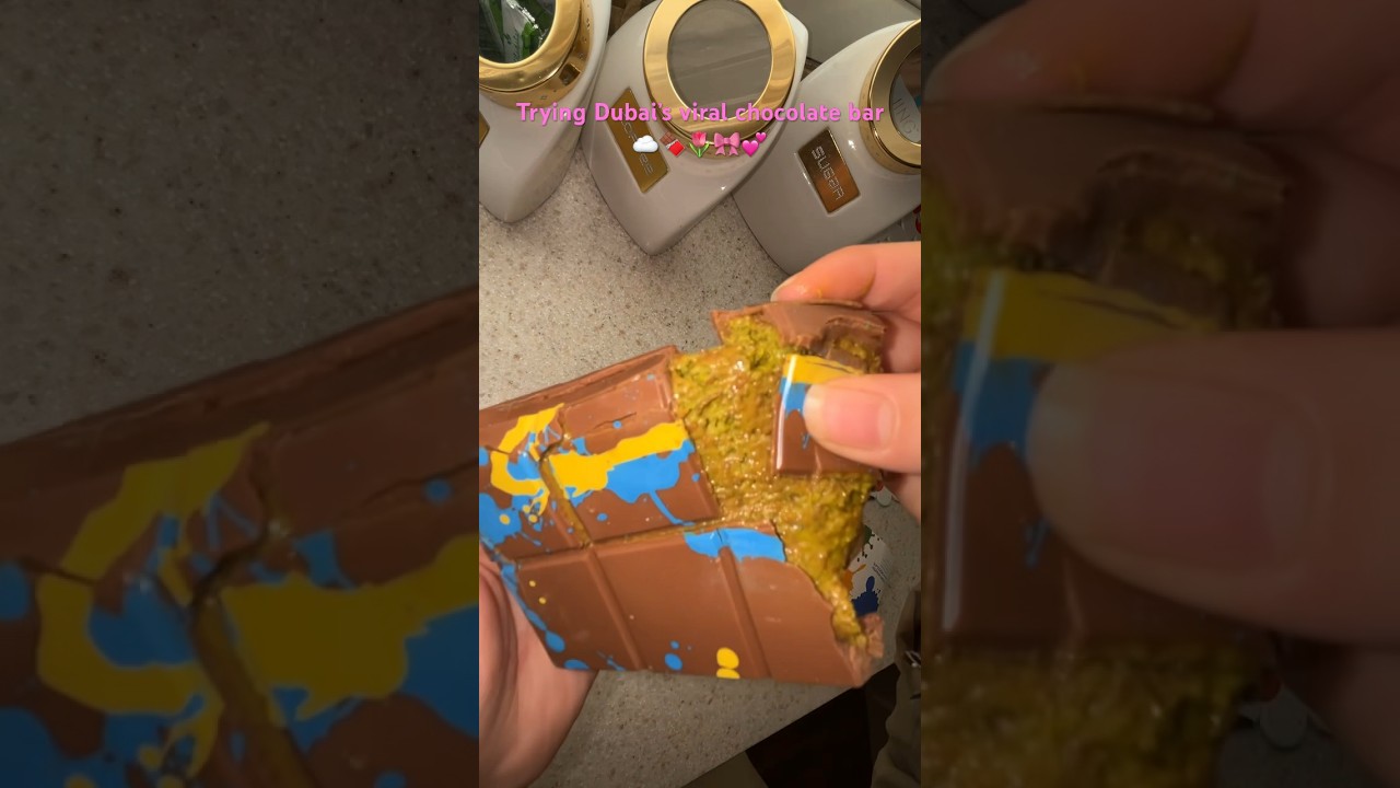 Пробуем ВИРУСНЫЙ ШОКОЛАДНЫЙ БАТОНЧИК из Дубая 🍫 9,5/10 тает во рту + хрустит 💕💕