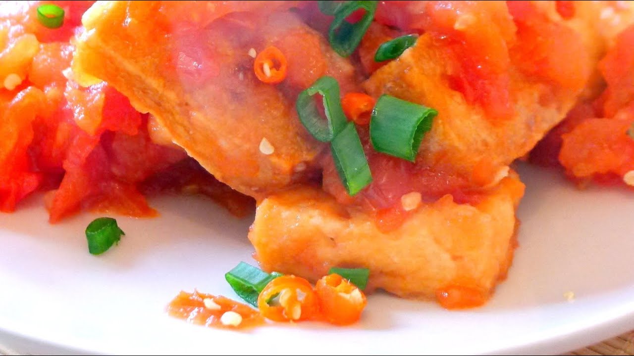 Fried Tofu in Tomato Sauce - Dau phu sot ca chua | Helen's Recipes