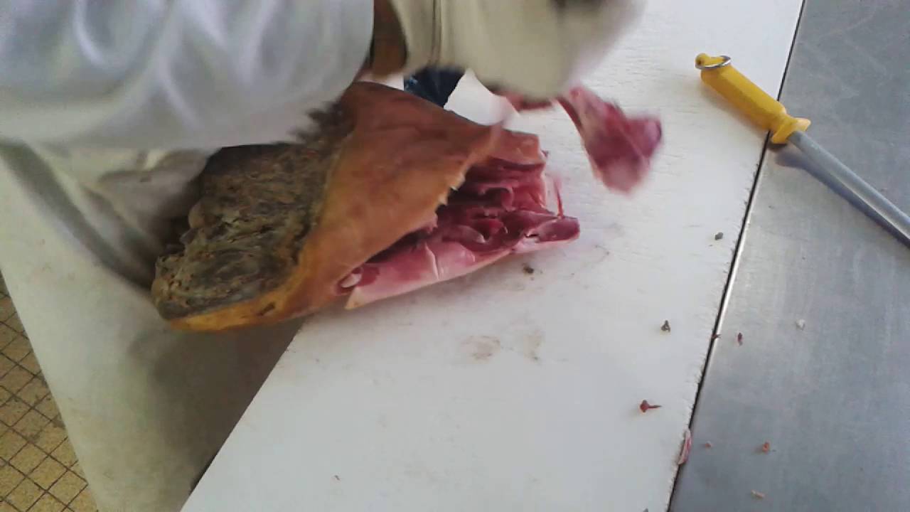 Xavier, le meilleur d&eacute;sosseur de jambon &agrave; Bayonne (Ibaialde)