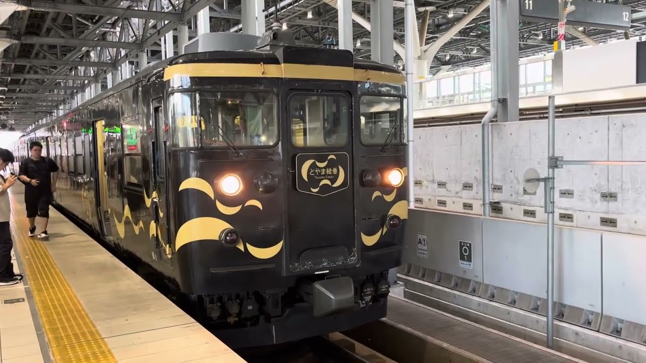 とやま絵巻ラッピング413系高岡行き富山駅発車