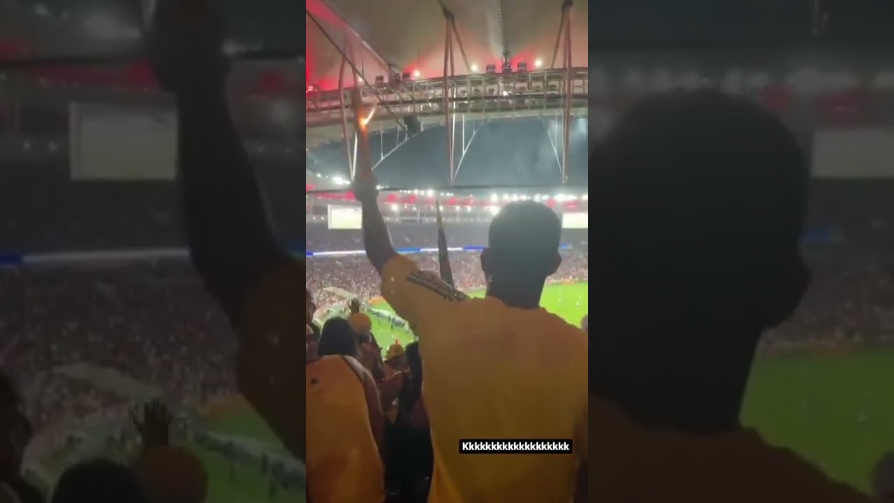 Torcedor soltando fogos dentro do Maracan&atilde; durante jogo