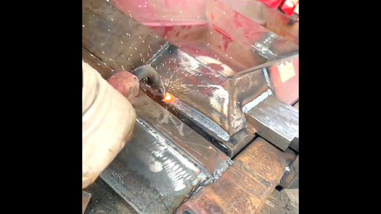Reinforce modification of dumper tail gate, excellent welding series. skilled welding master