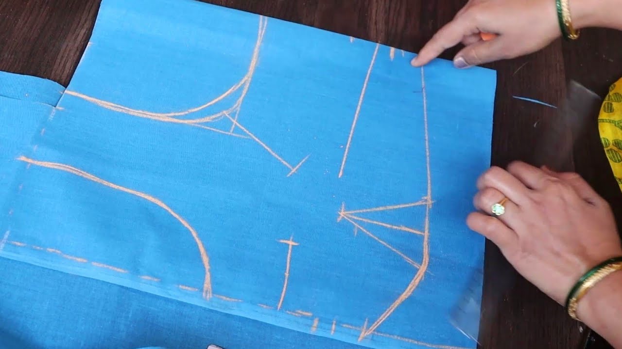 perfect blouse cutting simple easy method ಅಳತೆ ಬ್ಲೌಸ್ ಇಟ್ಕೊಂಡು ಬ್ಲೌಸ್ ಮಾರ್ಕಿಂಗ್ ಅಂಡ್ ಕಟಿಂಗ್