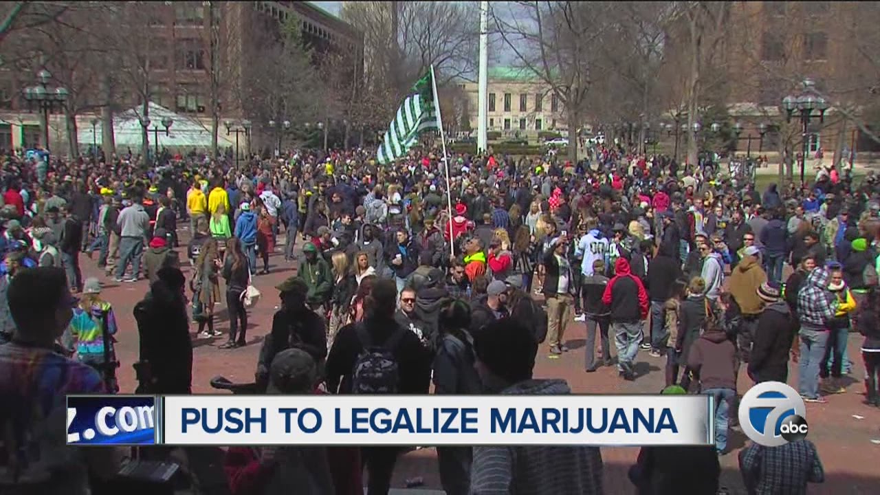 Hundreds attend 44th annual Hash Bash in Ann Arbor
