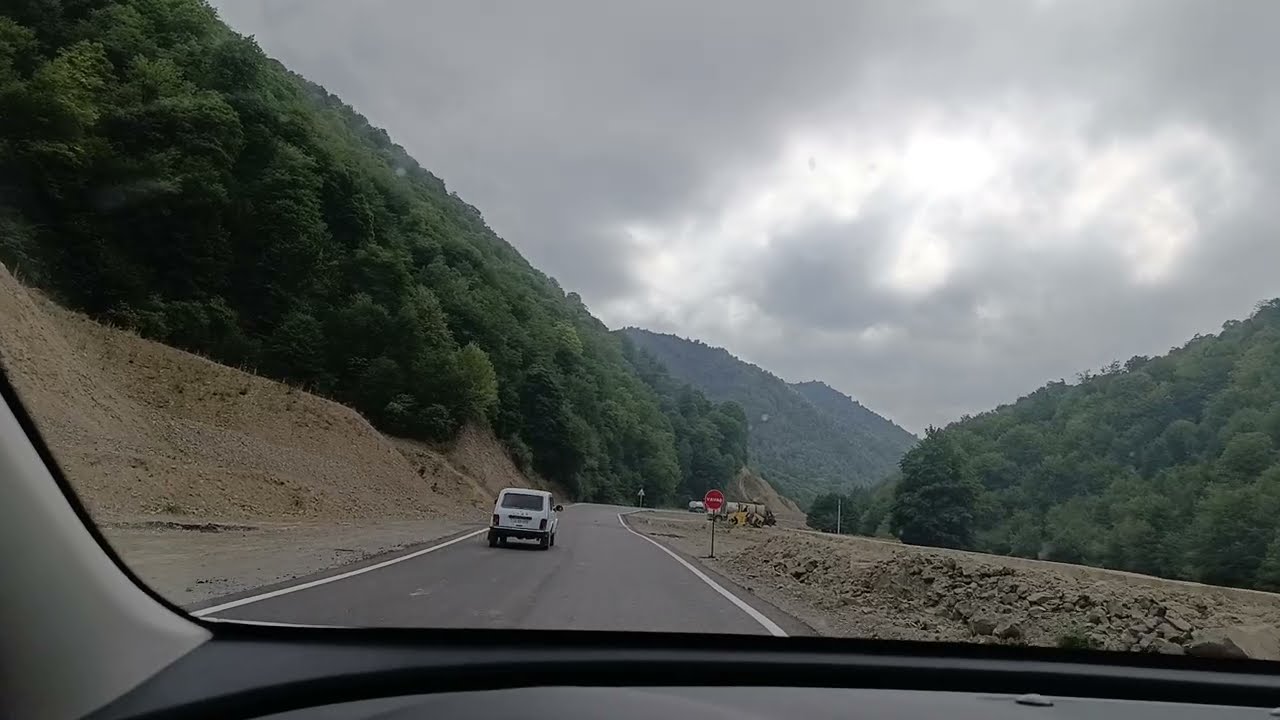 Göygöl Toğana yolu. Göygöldən Kəlbəcərə qalxan yol. Yamyaşıl meşəli, mənzərəli dağlar. 23.08.2025