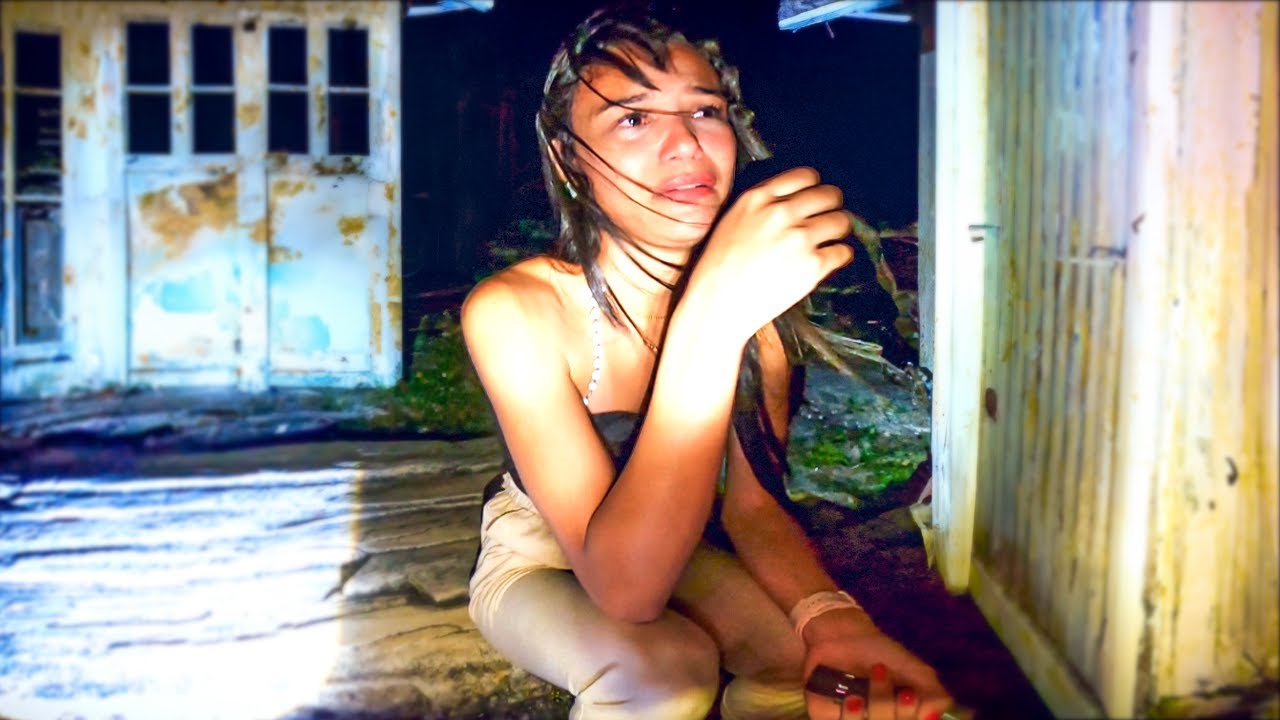 ELA CHOROU MUITO NA CASA DA PIRAMIDE...