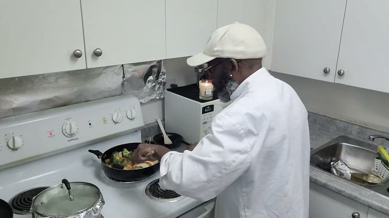 #no emotions 😢 menu today fried chicken 🍗 rice and peas 🫛 shrimp 🍤 stir fry 😋 fried plantains 🍌🎭🏡💯
