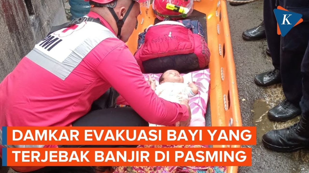 Damkar Evakuasi Bayi dan Anak yang Terjebak Banjir di Pejaten Timur