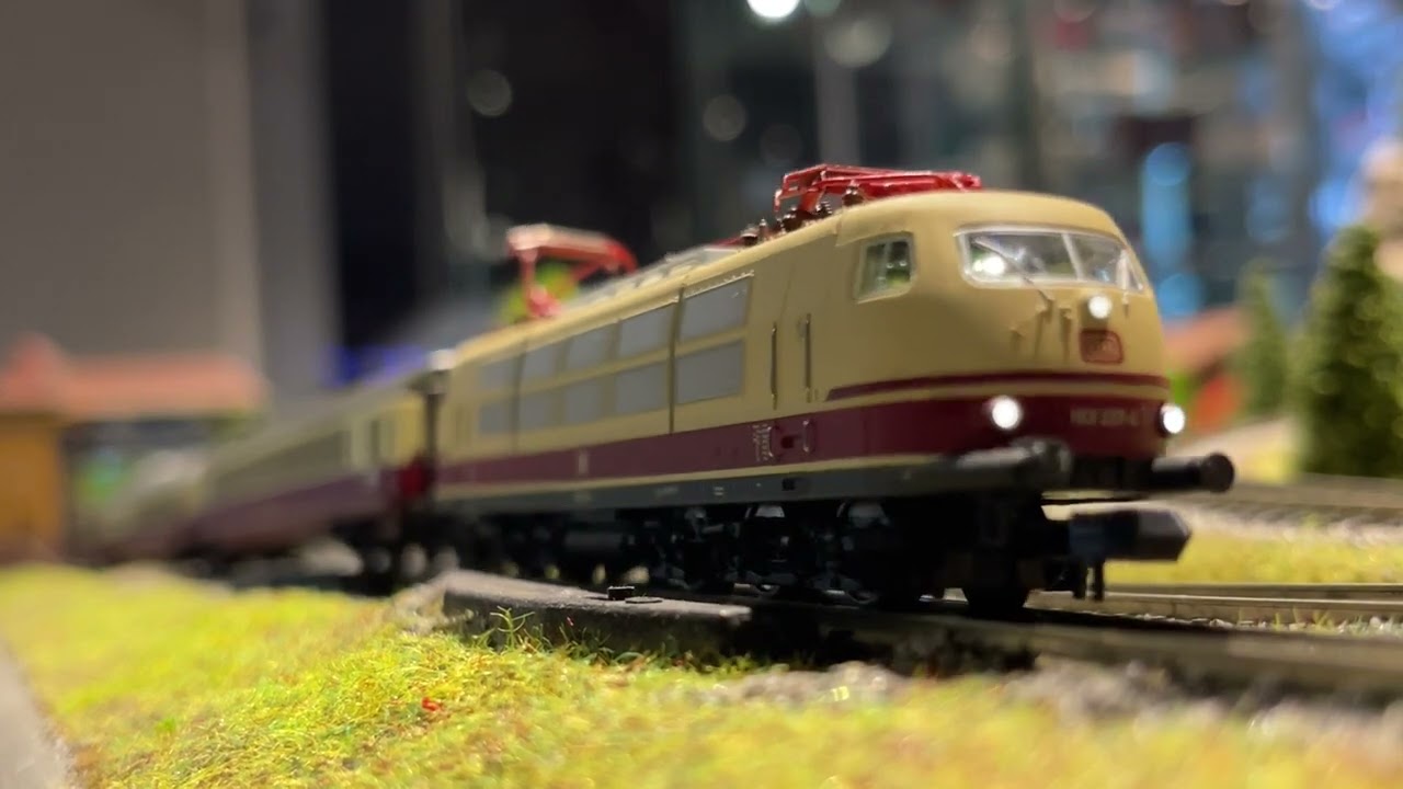 Trix 16345 (Gauge N 1:160 Minitrix) Electric Locomotive BR 103 with digital pantos at www.marklin.gr