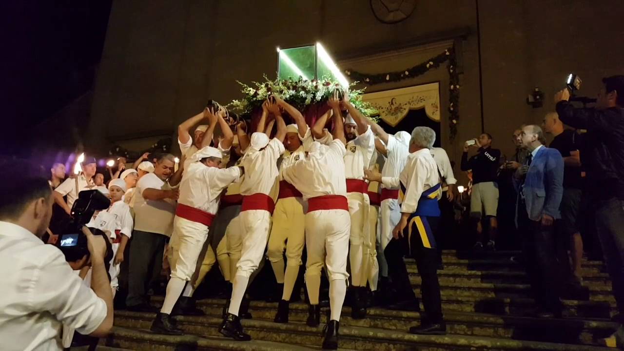 Dopo 81 anni, torna in processione il corpo di Santa Rosa in spalla ai facchini
