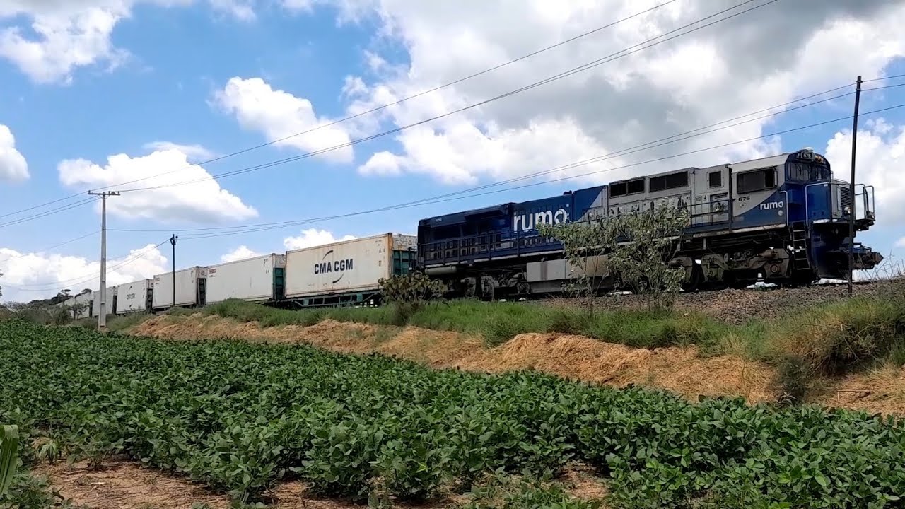 Trem de misto da rumo com ES43BBi 676 chegando no trem de vazios de containers 