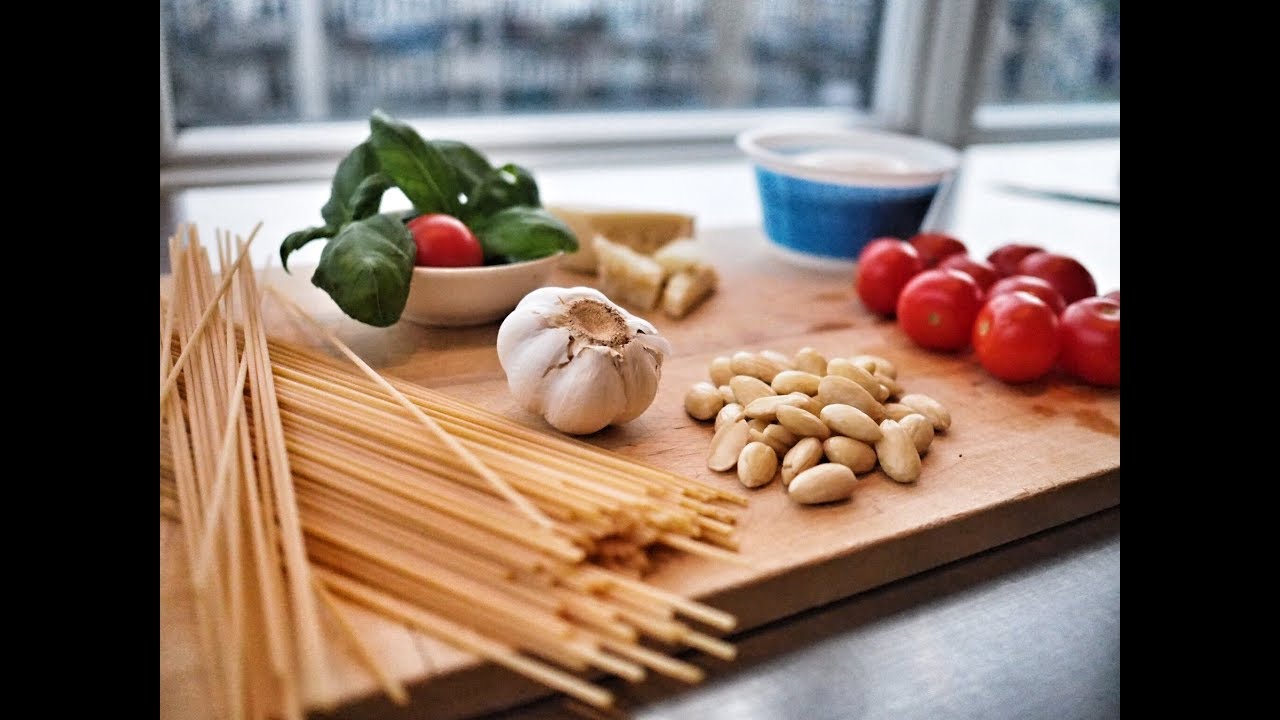 How to cook spaghetti pesto alla trapanese