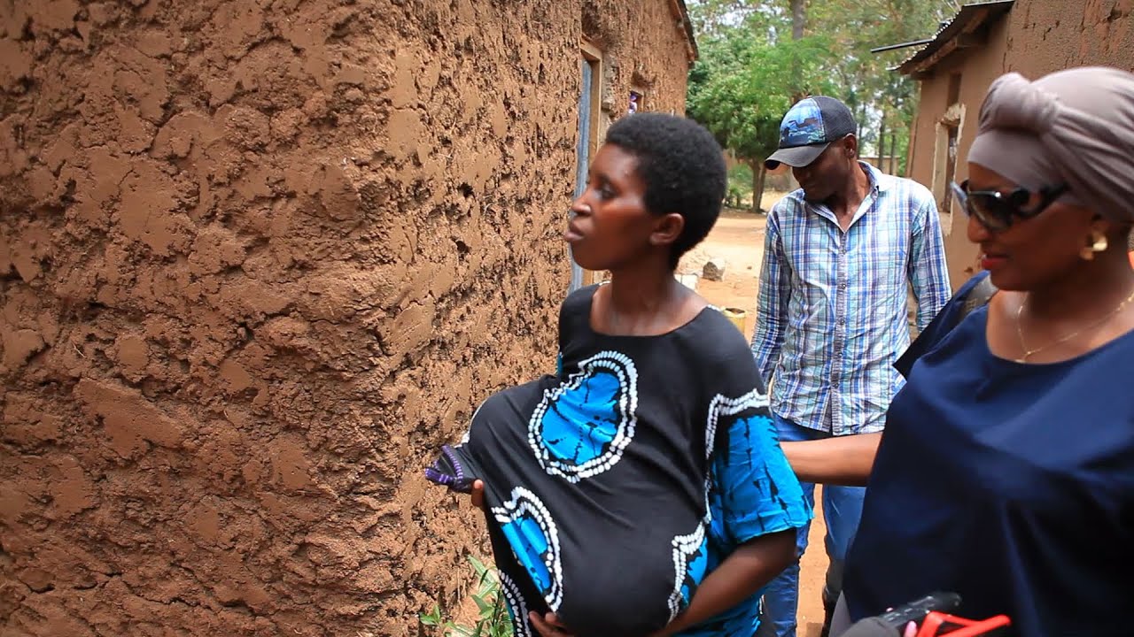 INASTAAJABISHA MAHALI ALIPOKUWA ANAISHI NEEMA NA HALI ALIYO NAYO/