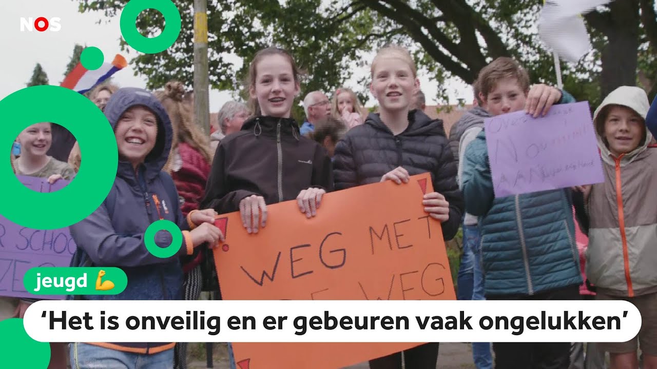 Kinderen protesteren tegen drukke weg dwars door dorp
