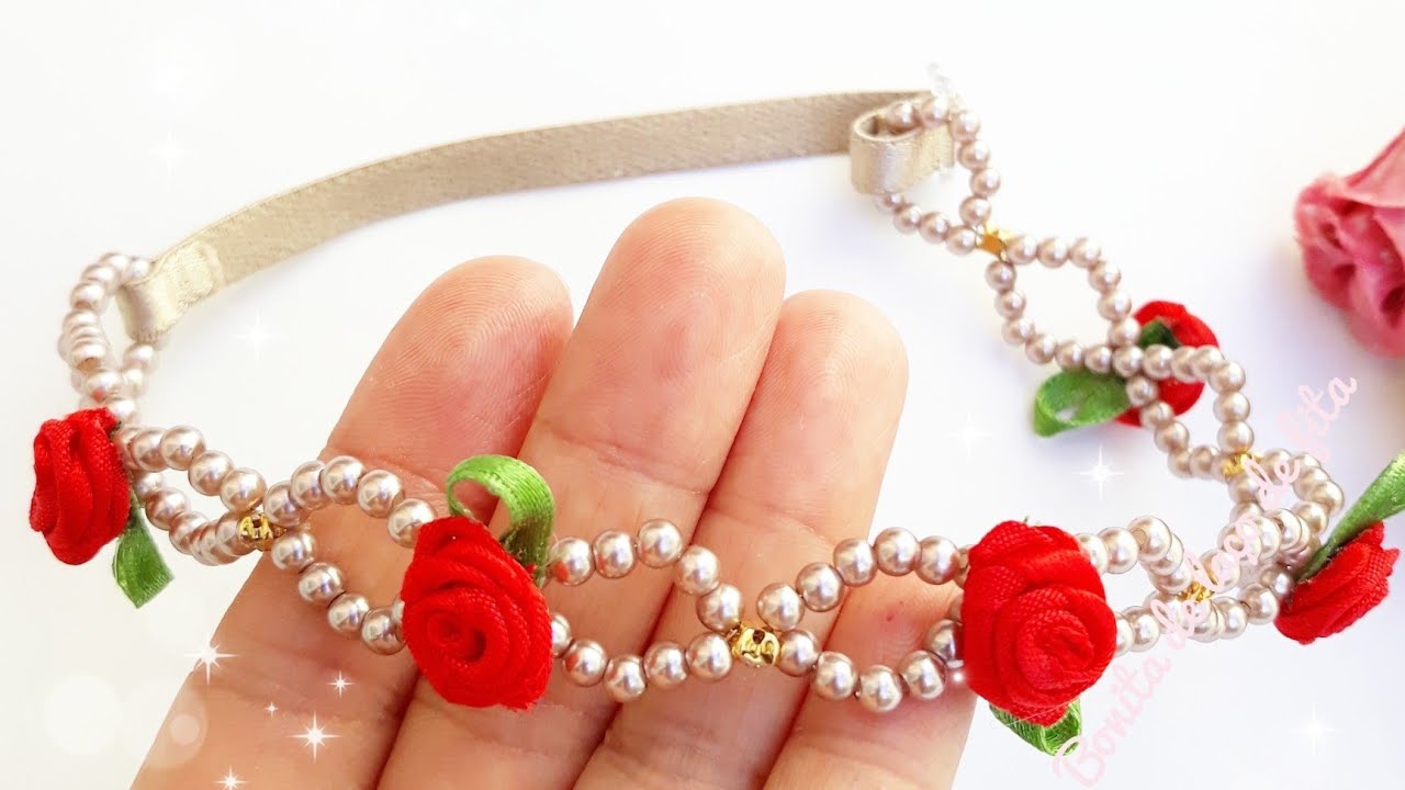 Tiara de pérolas trançada no arame com flor de rococó
