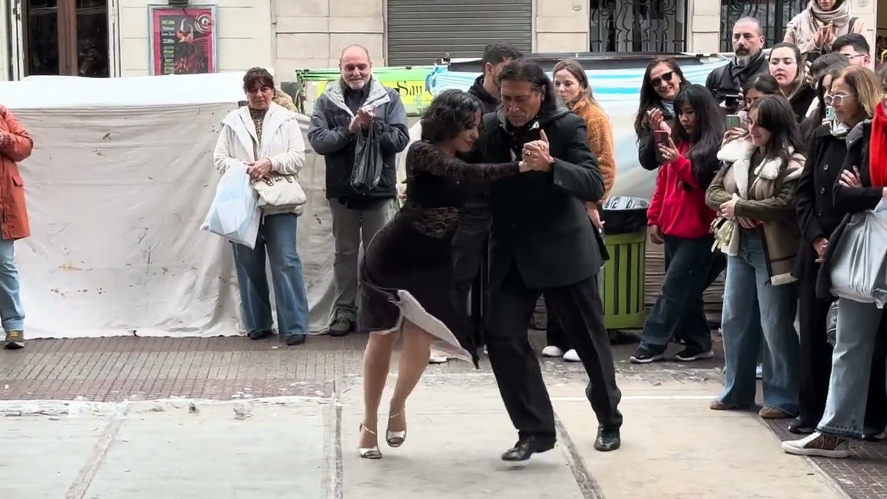 El Indio baila el Tango Cardo y Malvon por  Orq de Pugliese en Plaza Dorrego San Telmo, Buenos Aires