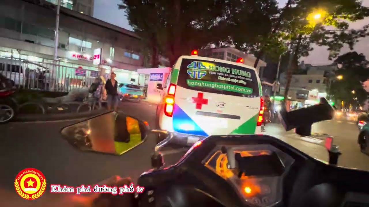 Xe cứu thương hú còi xin đường dòng người vẫn thời ơ đến lạnh lùng