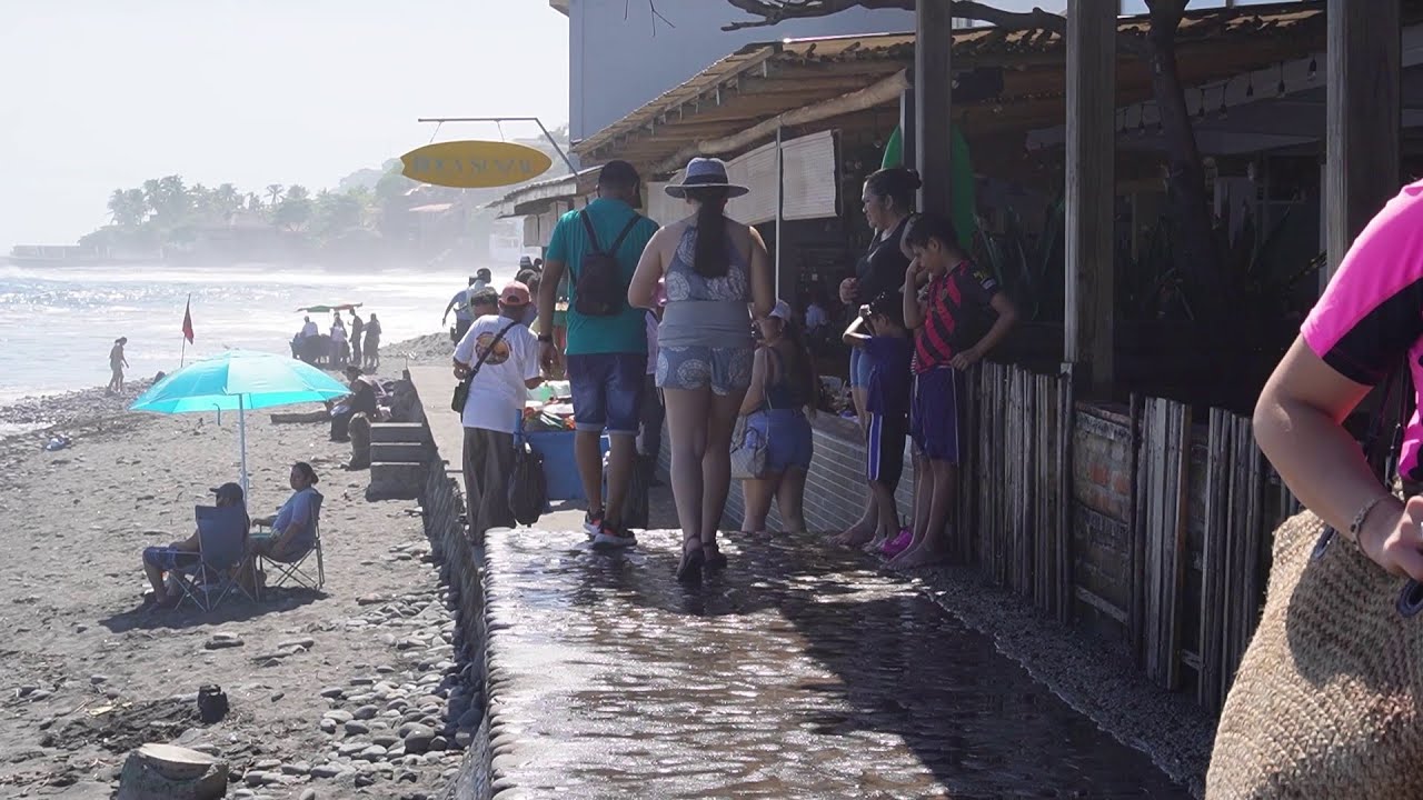 Turismo en playa El Tunco